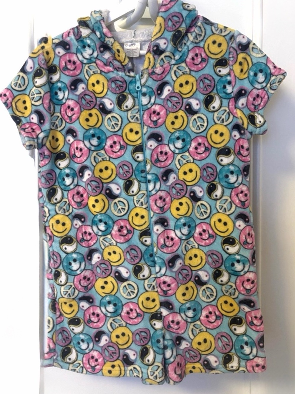 Plush Hooded Short Sleeve Romper with Smiley & Peace Motifs - Multicolor